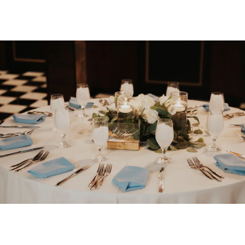 Määrdumiskindel ümmargune laudlina valge D250