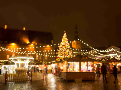 Kuidas seadistada välilava jõulukontsertide jaoks: telk, terrass või paviljon?